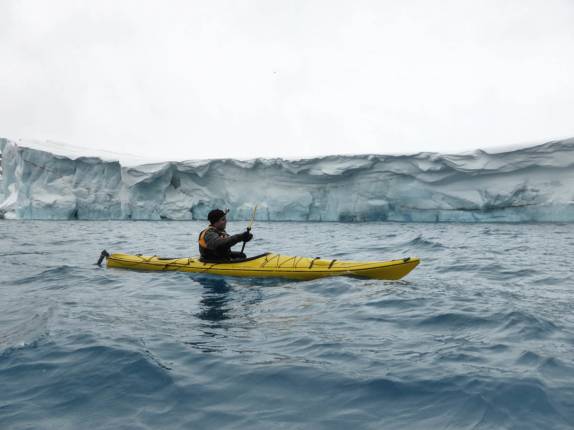 Fazendo caiaque ao lado de uma imponente parede de gelo em Brown Bluff, na Antártida